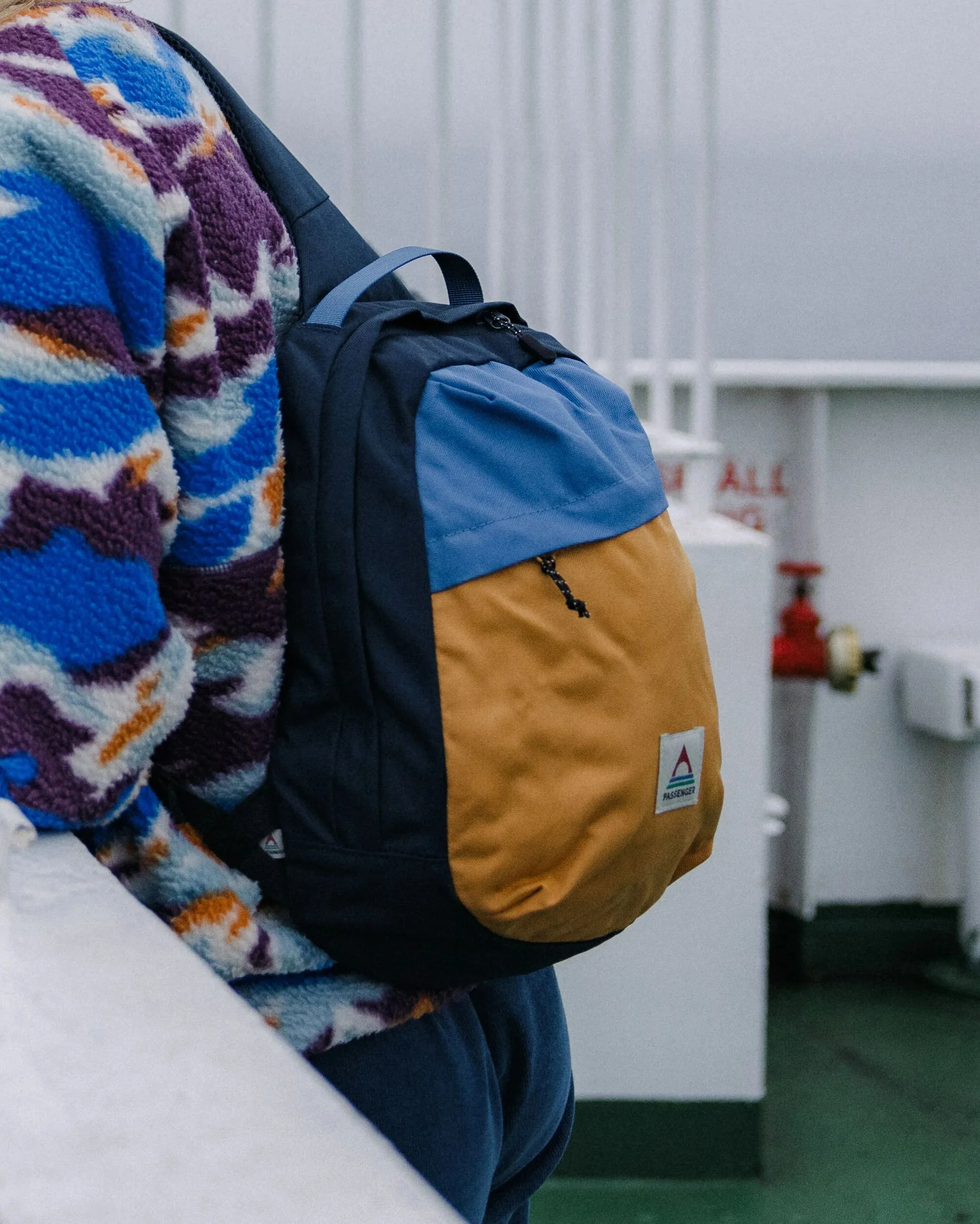 Boondocker Sling 8L - Honey/Dark Denim/Rich Navy - Image 3
