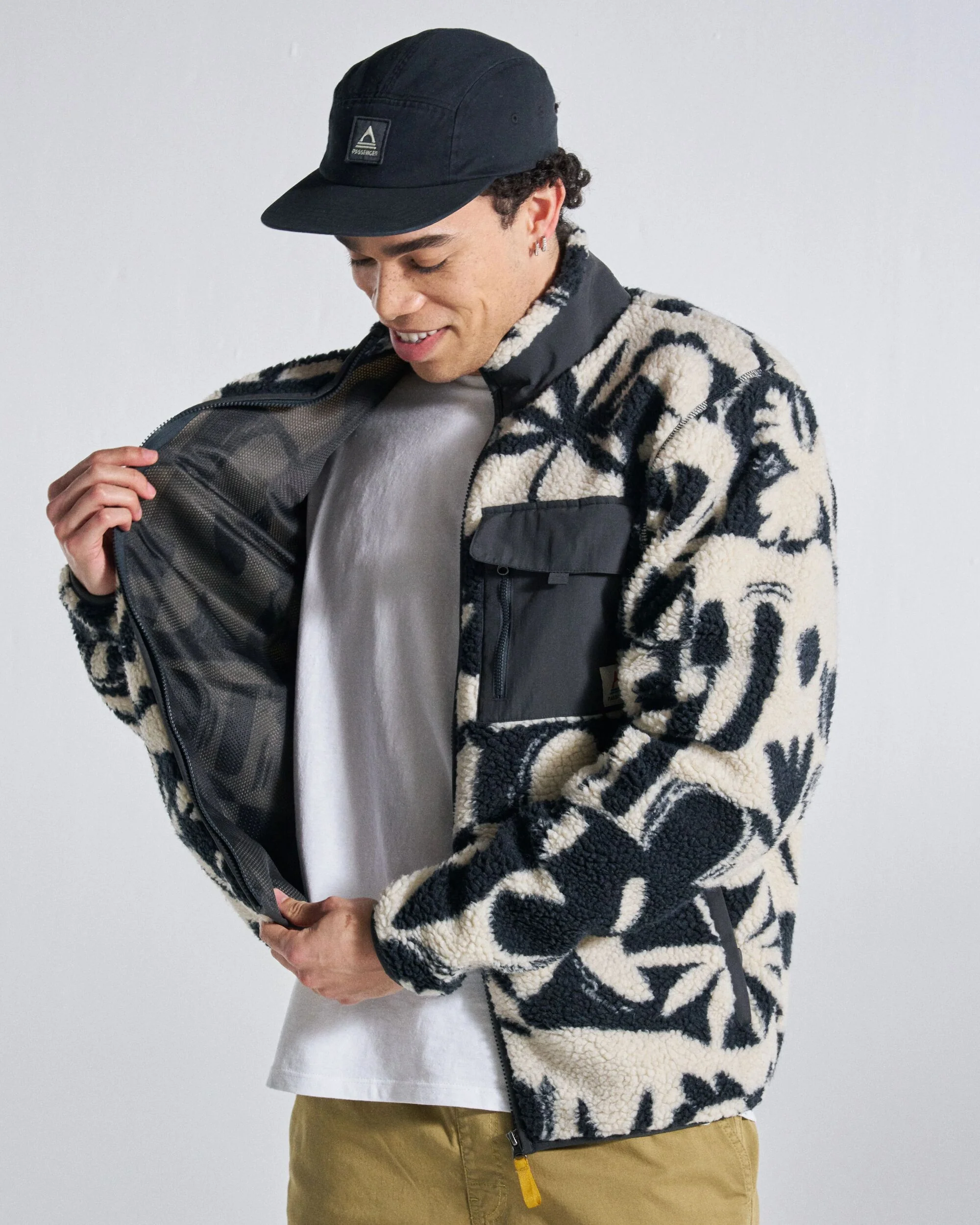 Valiant Deep Pile Fleece - Roam Further Black - Image 3