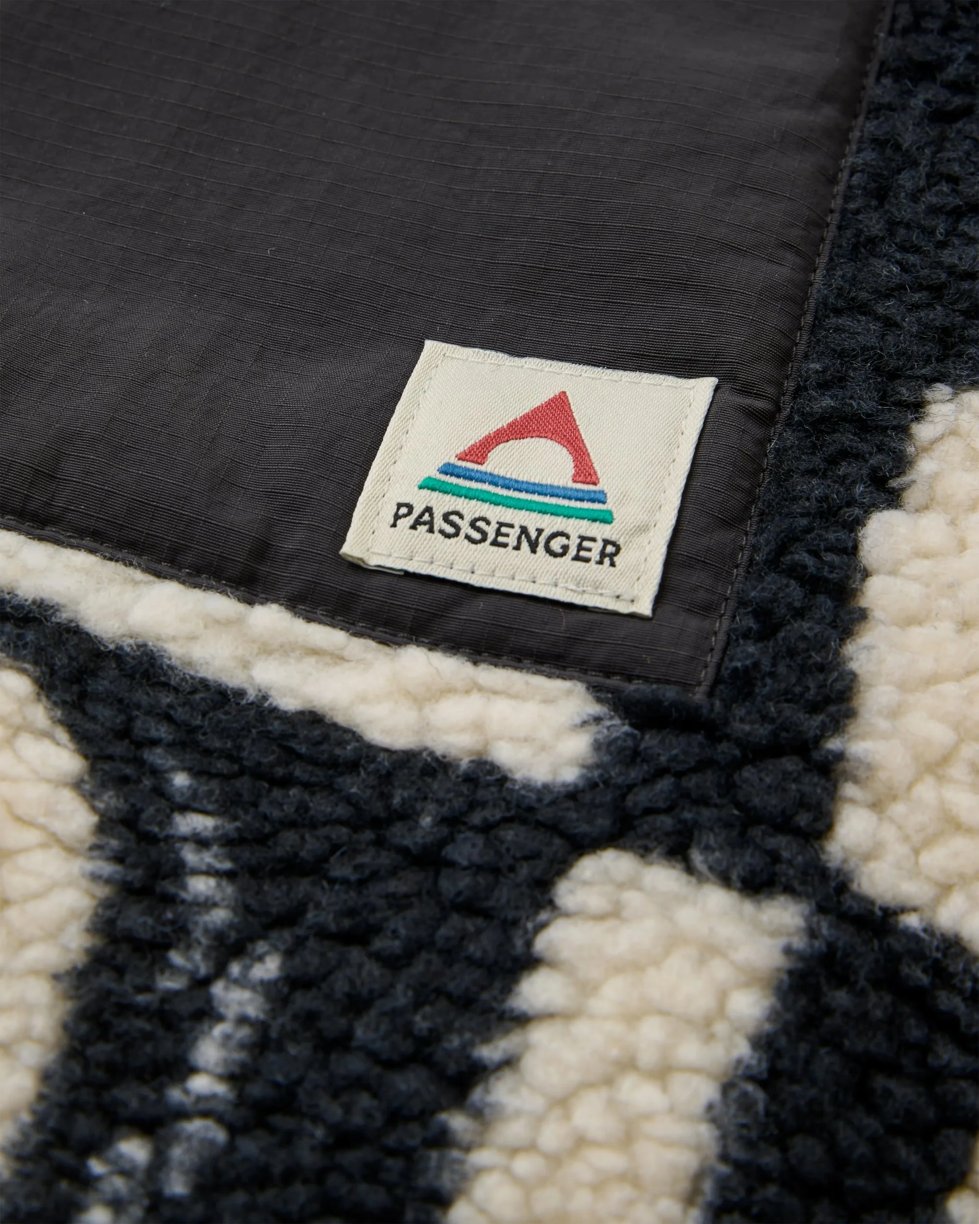 Valiant Deep Pile Fleece - Roam Further Black - Image 5