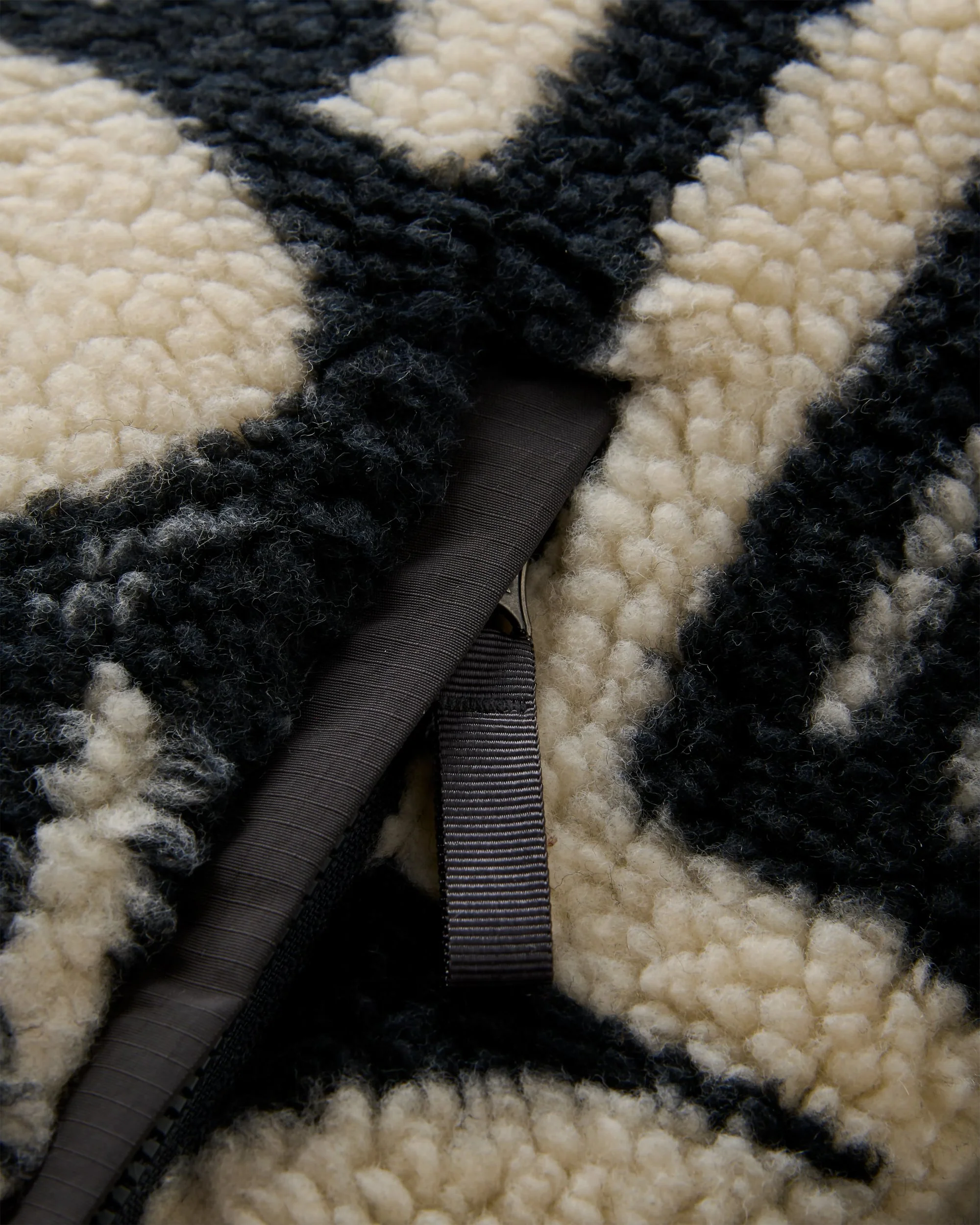 Valiant Deep Pile Fleece - Roam Further Black - Image 7