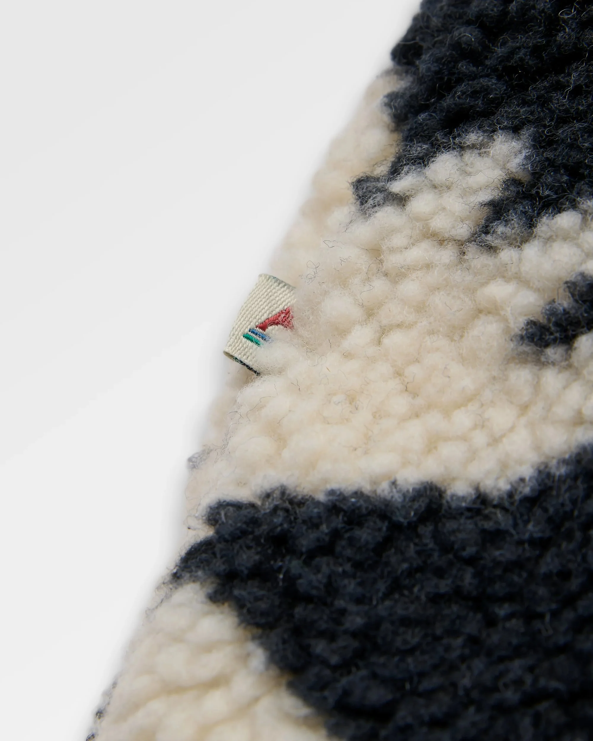 Valiant Deep Pile Fleece - Roam Further Black - Image 8