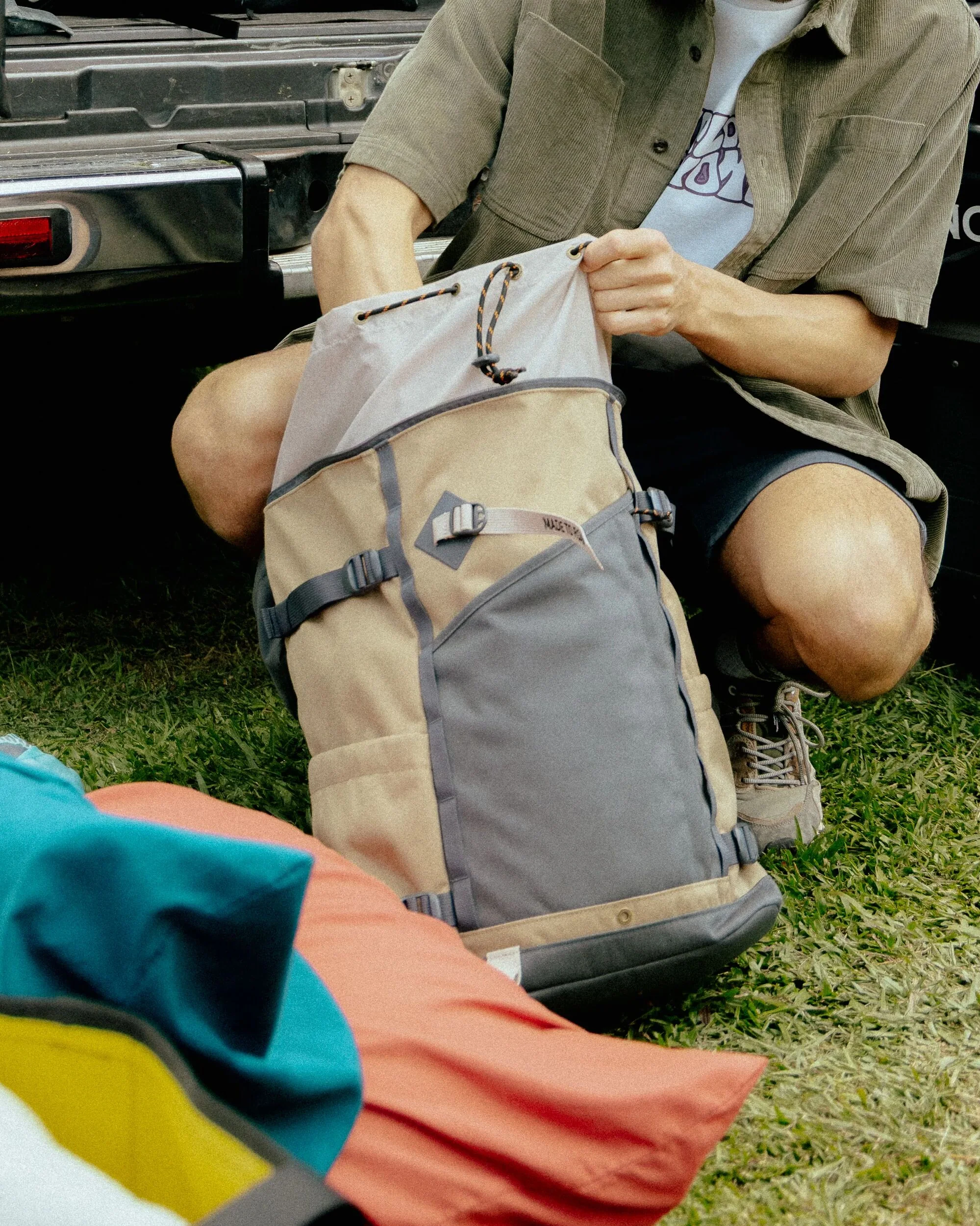 Vantage 30L Backpack - Charcoal/ Caramel - Image 2