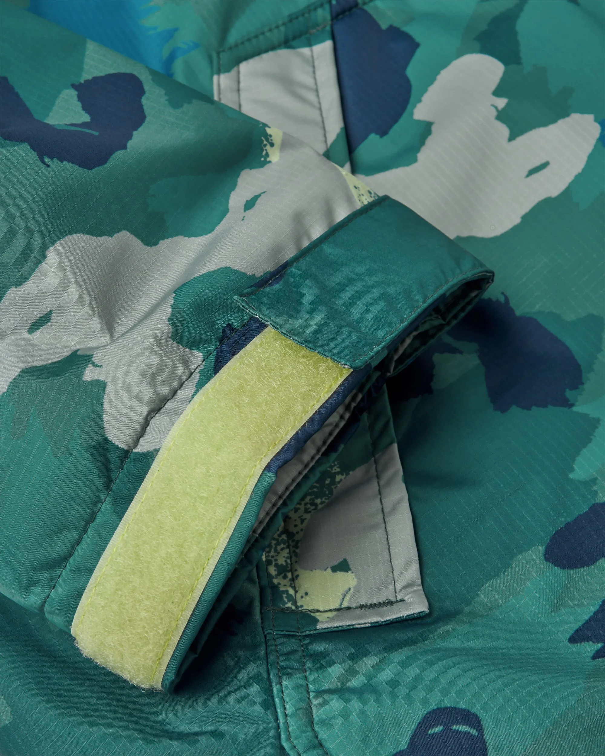 Waves Sherpa Lined Changing Robe - Alpine Camo Rain Forest - Image 11