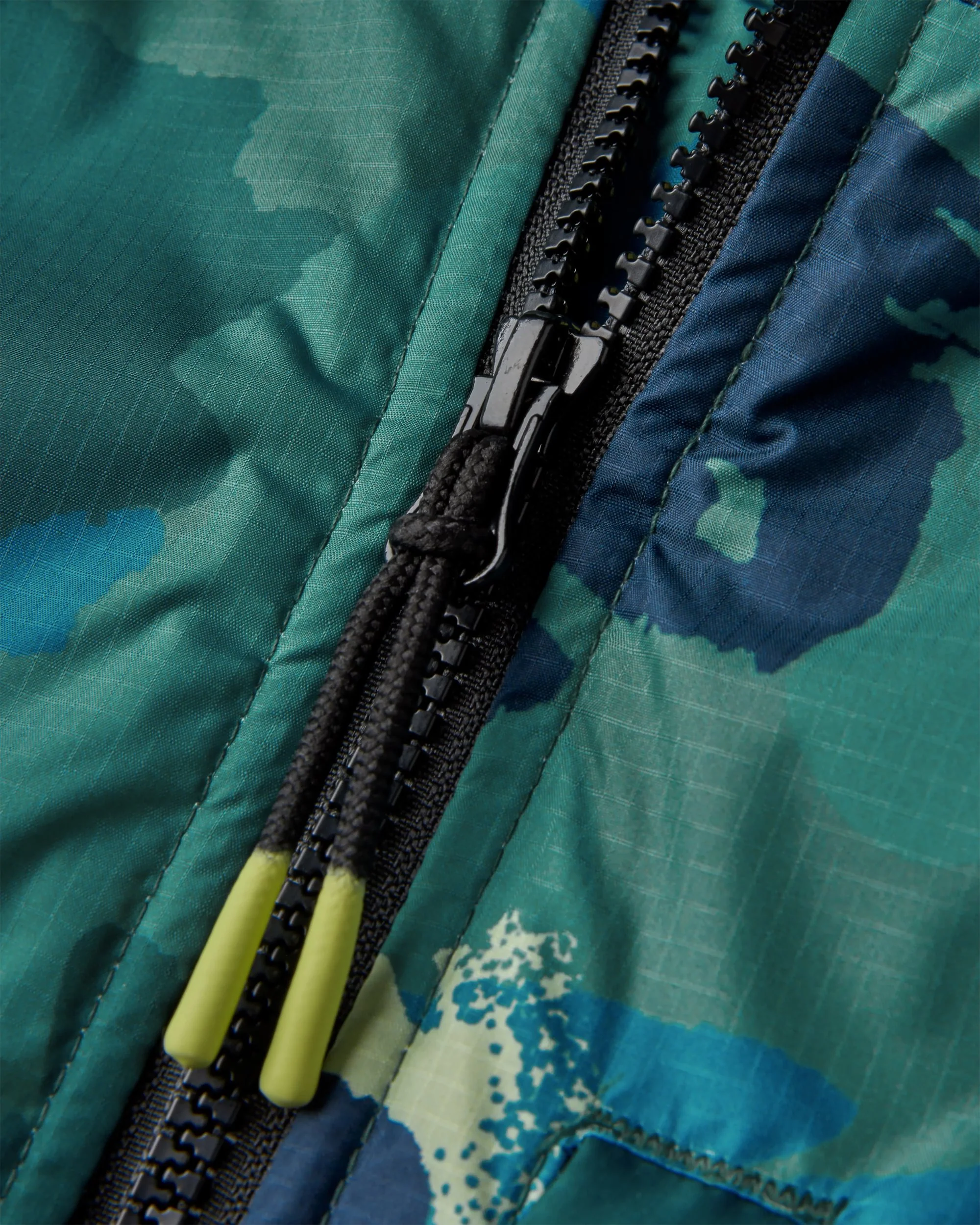 Waves Sherpa Lined Changing Robe - Alpine Camo Rain Forest - Image 13
