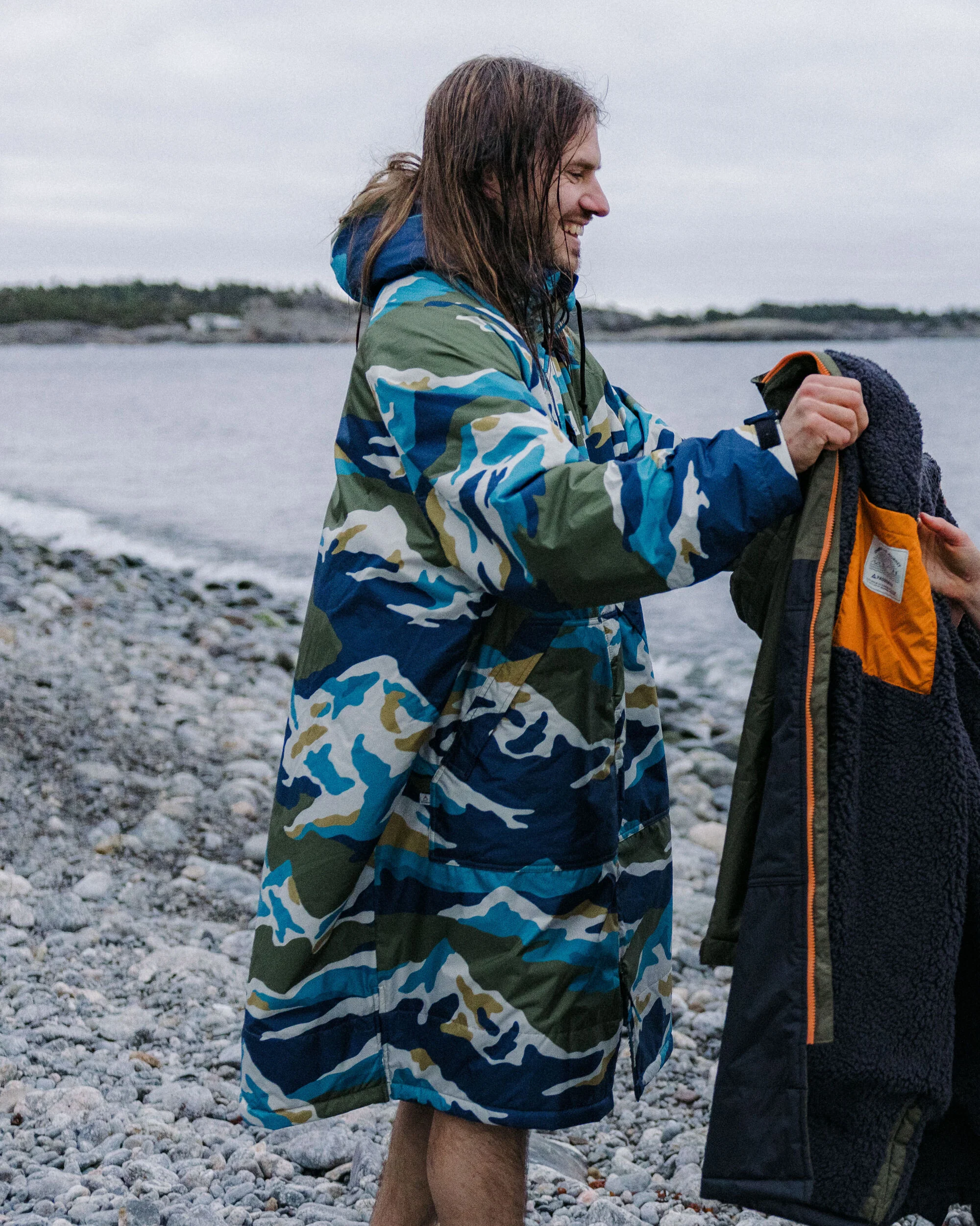 Waves Sherpa Lined Changing Robe - Mount Scenic Khaki - Image 3