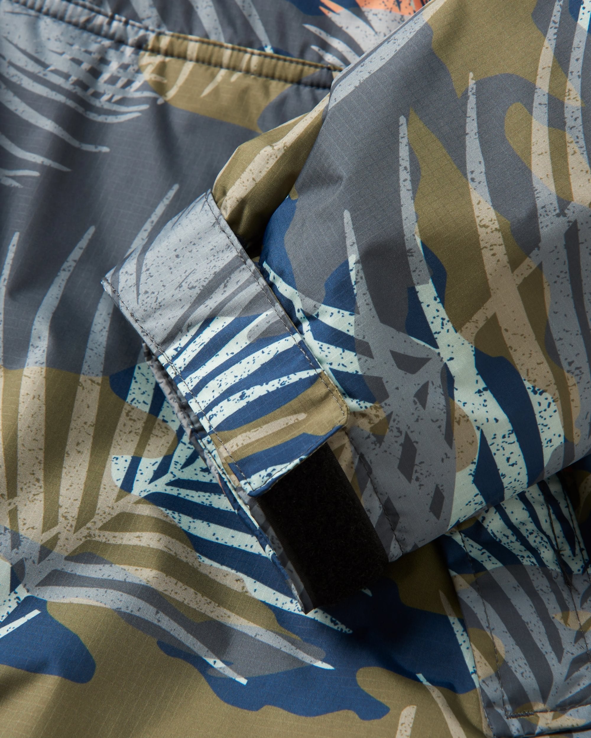 Waves Sherpa Lined Changing Robe - Palm Camo Apricot - Image 9