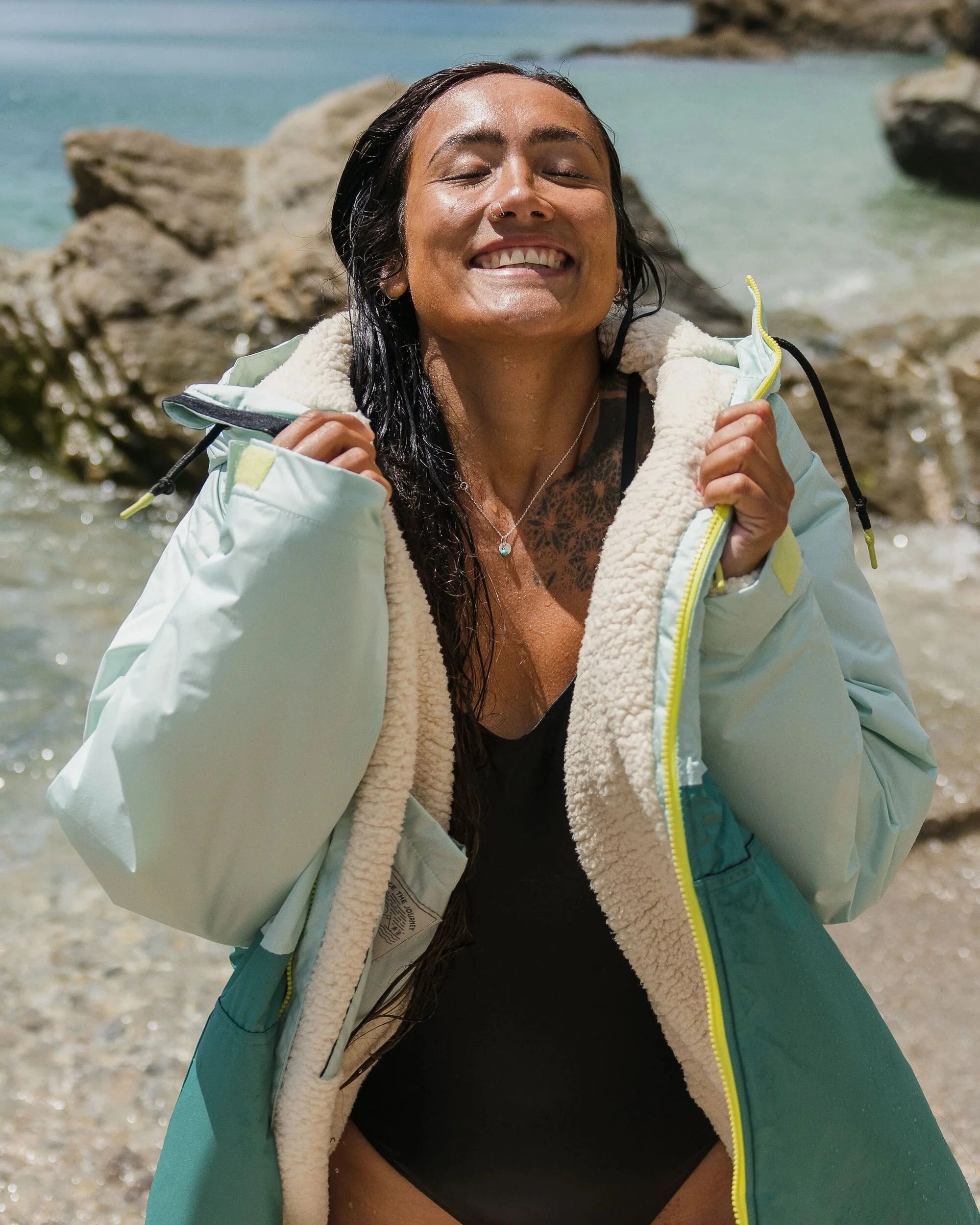 Waves Sherpa Lined Changing Robe - Surf Spray/Deep Sea - Image 2